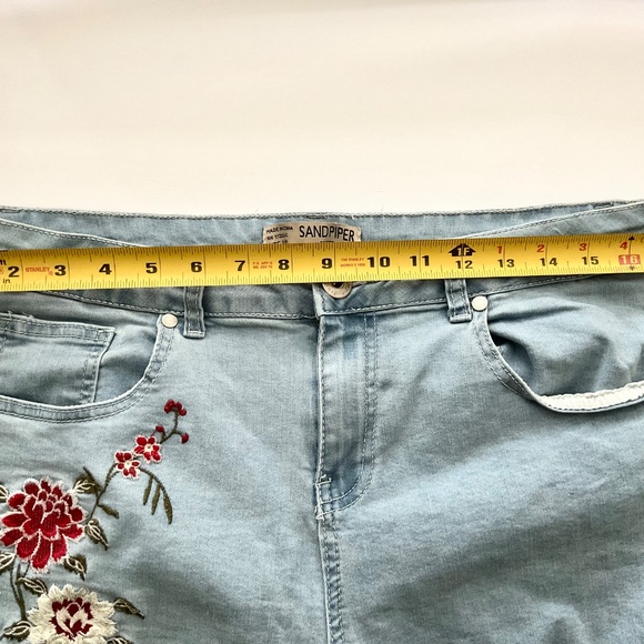 Sandpiper Women's Embroidered Stretch Denim Bermuda Shorts Size 14P - Picture 7 of 9